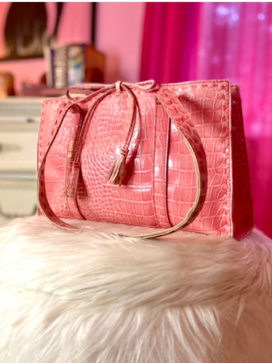 Liz Claiborne Handbags - Liz Claiborne Coral Crocodile Faux Leather y2k Vintage Pink Purse Bow Accent